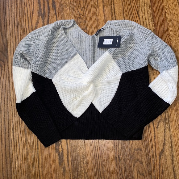 Twisted front color block sweater - Picture 3 of 3